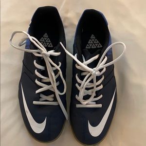 Nike boys indoor soccer shoes EUC. Boys 6.5 youth